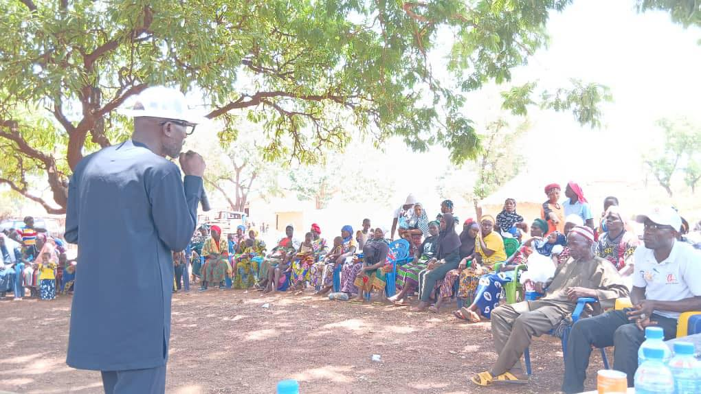 Cela implique de se rendre disponible, d’aller à la rencontre de celles et ceux qui détiennent la véritable légitimité : le peuple. Leur parler avec vérité, assumer sans fard son parcours, interroger sa posture et faire preuve d’humilité dans l’action. Car lorsqu’un peuple en vient à tout accepter sans broncher, c’est souvent qu’il ne croit plus en rien. Il applaudit sans conviction, se mure dans le silence, mais il observe. Et lorsqu’il choisit enfin de se faire entendre, aucun discours creux, aucune posture factice ne résiste à sa lucidité.