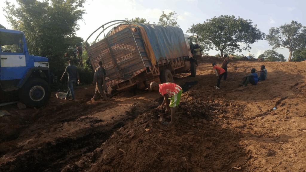 image-30-1024x576 Route impraticable entre Khatia et Yeinyein Cité ( Kindia) : colère et détresse des usagers bloqués depuis plusieurs jours.