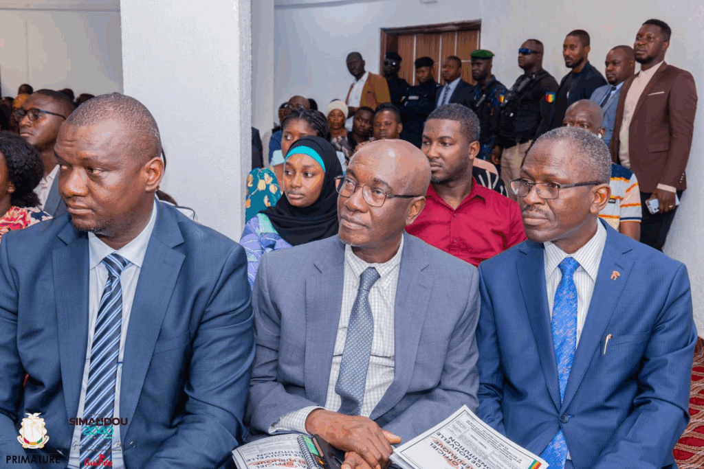 image-40-1024x683 Guinée / 𝗩𝘂𝗹𝗴𝗮𝗿𝗶𝘀𝗮𝘁𝗶𝗼𝗻 𝗱𝘂 𝗽𝗿𝗼𝗷𝗲𝘁 𝗱𝗲 𝗻𝗼𝘂𝘃𝗲𝗹𝗹𝗲 𝗰𝗼𝗻𝘀𝘁𝗶𝘁𝘂𝘁𝗶𝗼𝗻 : « 𝗖’𝗲𝘀𝘁 𝘂𝗻𝗲 𝗮𝗰𝘁𝗶𝗼𝗻 𝗰𝗶𝘃𝗶𝗾𝘂𝗲, 𝘁𝗼𝘂𝘁 𝗹𝗲 𝗺𝗼𝗻𝗱𝗲 𝗲𝘀𝘁 𝗰𝗼𝗻𝗰𝗲𝗿𝗻𝗲́ » : 𝗹𝗲 𝗣𝗿𝗲𝗺𝗶𝗲𝗿 𝗺𝗶𝗻𝗶𝘀𝘁𝗿𝗲 𝗔𝗺𝗮𝗱𝗼𝘂 𝗢𝘂𝗿𝘆 𝗕𝗔𝗛.