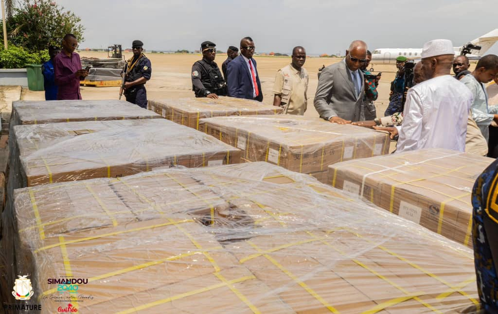image-66 Guinée / Processus électoral : Le Gouvernement reçoit un important lot de matériel pour l’impression des cartes d’électeurs.