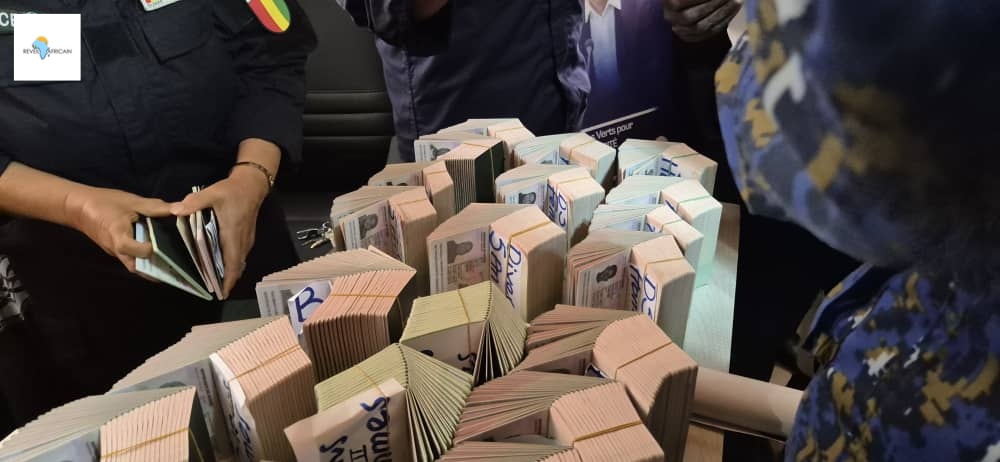 ee779c50-cd3e-4911-822e-4877b55dcdf8 Guinée /Labé : le service de la sûreté annonce la livraison de 500 passeports biométriques aux premiers demandeurs.