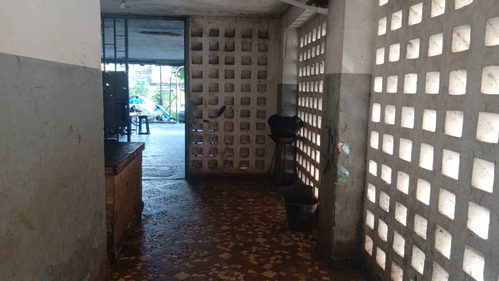 1000000622 Conakry ( Guinée) /Donka : un ancien symbole du savoir en train de s’écrouler.