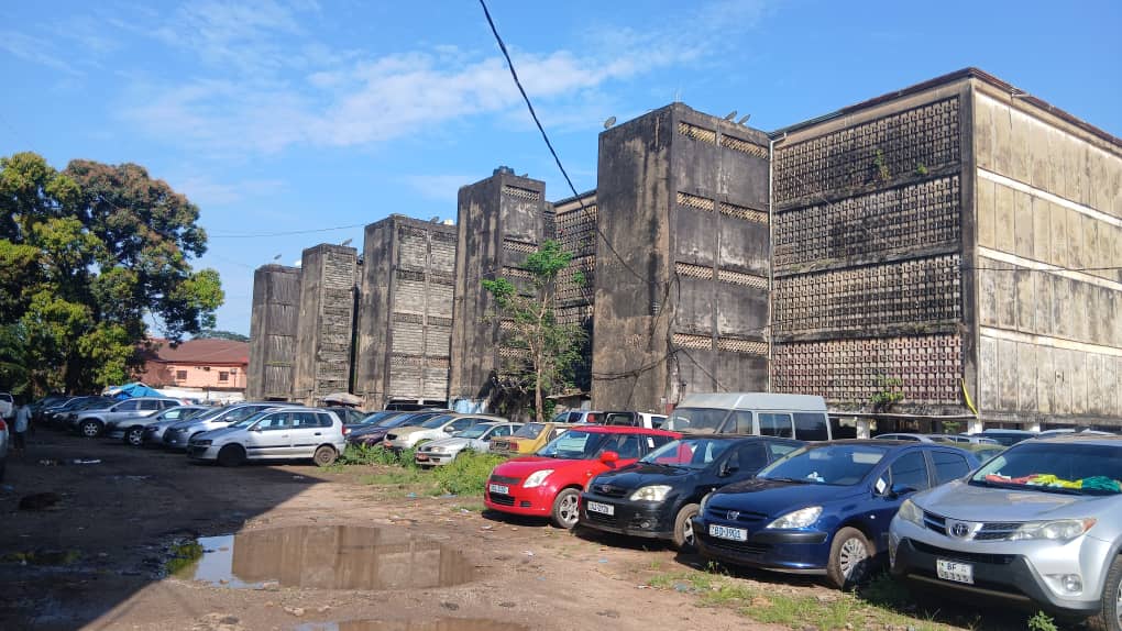 1000000624 Conakry ( Guinée) /Donka : un ancien symbole du savoir en train de s’écrouler.