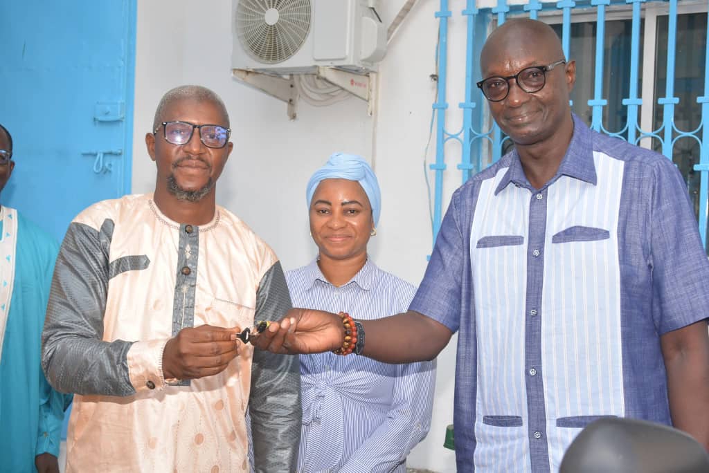 WhatsApp-Image-2025-11-18-a-13.33.25_63486c9e Conakry (Guinée ) / Dotation de motos à la Haute Autorité de la Communication : Le personnel remercie son président.