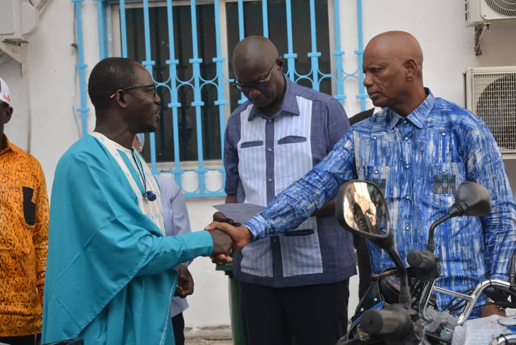 WhatsApp-Image-2025-11-18-a-13.33.26_460264d3 Conakry (Guinée ) / Dotation de motos à la Haute Autorité de la Communication : Le personnel remercie son président.