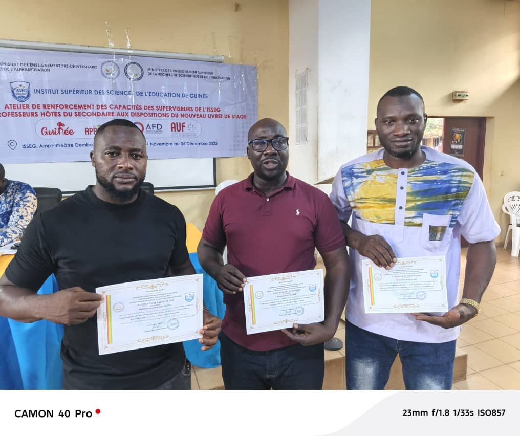 image-54 Conakry (Guinée) /Clôture du séminaire de vulgarisation du livret de stage : remise des attestations aux participants.