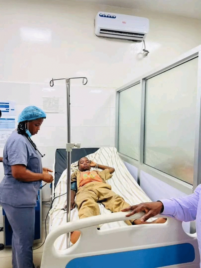 image-7-768x1024 INCENDIE À L'ÉCOLE ELHADJ OUMAR TALL DE MADINA CENTRE : LE MINISTRE JEAN PAUL CEDY AU CHEVET DES VICTIMES.