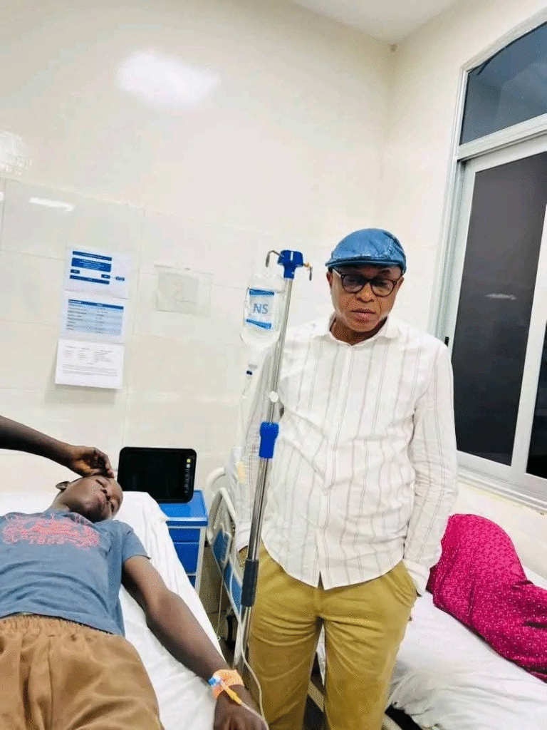 image-8-768x1024 INCENDIE À L'ÉCOLE ELHADJ OUMAR TALL DE MADINA CENTRE : LE MINISTRE JEAN PAUL CEDY AU CHEVET DES VICTIMES.