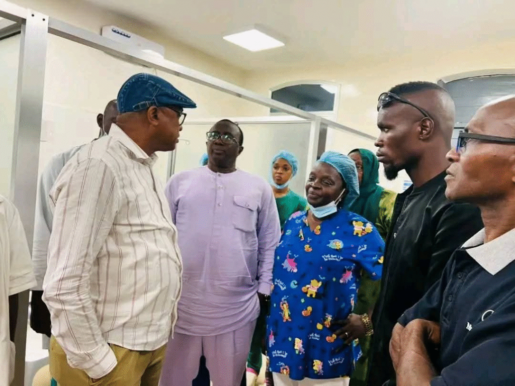 image-9-1024x768 INCENDIE À L'ÉCOLE ELHADJ OUMAR TALL DE MADINA CENTRE : LE MINISTRE JEAN PAUL CEDY AU CHEVET DES VICTIMES.