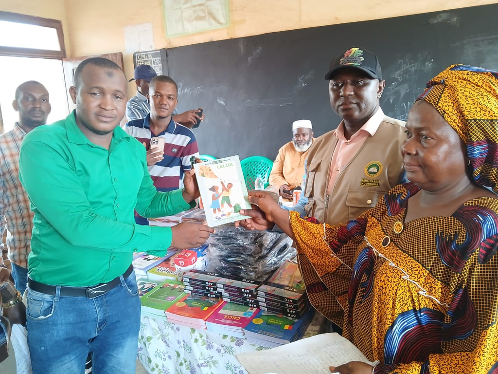 image-36-1024x768 Conakry (Guinée)/Éducation à Sanoyah : remise de fournitures scolaires aux élèves de l'école élémentaire Général Ibrahima Baldé par l'AJUDD.